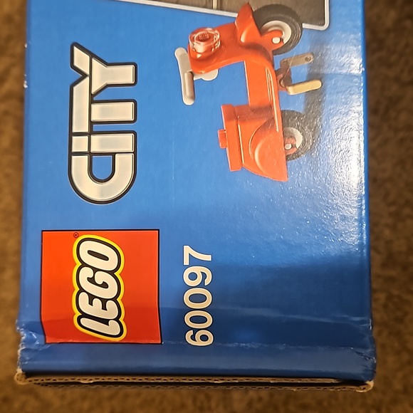 *Retired* Lego City Square set Set 60097 - Picture 16 of 16